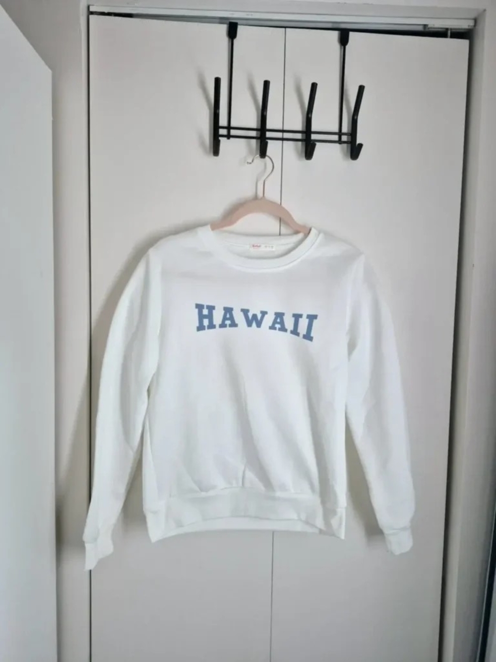 ROMWE White Crewneck Sweatshirt with Blue "HAWAII" Print